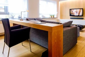 Moderní obývací pokoj. Bytový architekt. Knihovna. Dřevo dub a bíla.