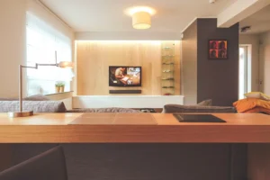 Moderní obývací pokoj. Bytový architekt. Knihovna. Dřevo dub a bíla.