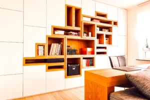 Moderní obývací pokoj. Bytový architekt. Knihovna. Dřevo dub a bíla.
