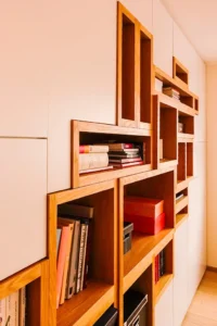 Moderní obývací pokoj. Bytový architekt. Knihovna. Dřevo dub a bíla.