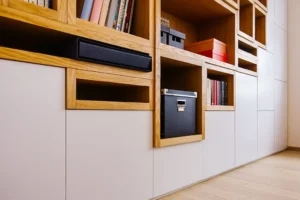 Moderní obývací pokoj. Bytový architekt. Knihovna. Dřevo dub a bíla.