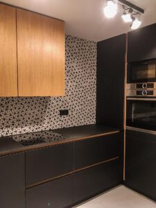 Moderní Kuchyně a obývací pokoj v malém domě.