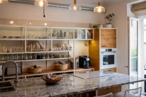 Kuchyně rámová kovová. Kuchyně styl bistro.