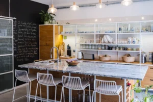 Kuchyně rámová kovová. Kuchyně styl bistro.