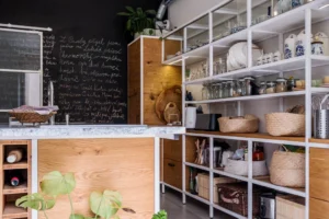 Kuchyně rámová kovová. Kuchyně styl bistro.